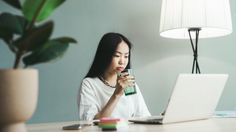 会社員が平日90分で副業を継続する時間術｜AI×Web制作の朝活ルーティン